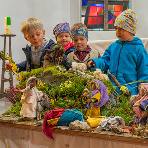 Palmsonntag / Foto Haijes Kinder bei der Osterkrippe, gestaltet von der Familie Jakober