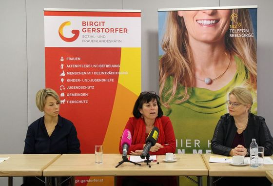 V. l.: Mag.a Barbara Lanzerstorfer-Holzner (Projektleiterin ElternTelefon), Sozial-Landesrätin Birgit Gerstorfer PMML und Mag.a Silvia Breitwieser (Leiterin TelefonSeelsorge OÖ – Notruf 142)