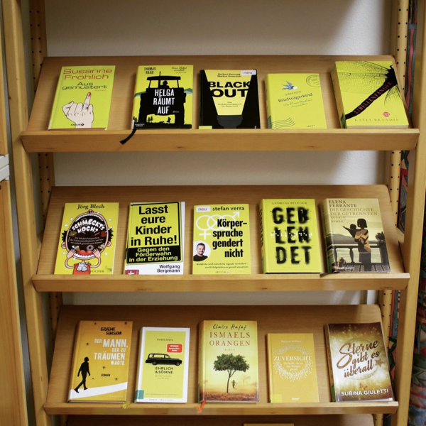 Bücherregal mit gelben Büchern