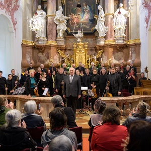 Applaus für Martina Daxböck, Martha Hirschmann, Bernd Lambauer, Gerd Kenda, Chor des Konservatoriums für Kirchenmusik der Diözese Linz und Barockensemble Linz unter der Leitung von Wolfgang Kreuzhuber