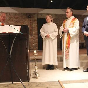 Generalvikar Severin Lederhilger (l.) mit Pfarrer Franz Asen (2. v. re.), Pastoralvorständin Maria Fischer und Verwaltungsvorstand Christian Forster-Gartlehner bei deren Amtseinführung.