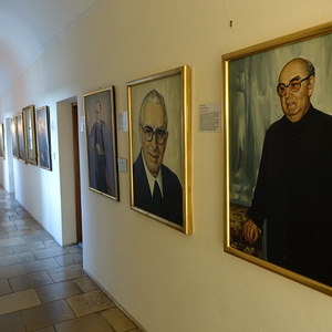 Portraits im Gang der Priesterwohnung